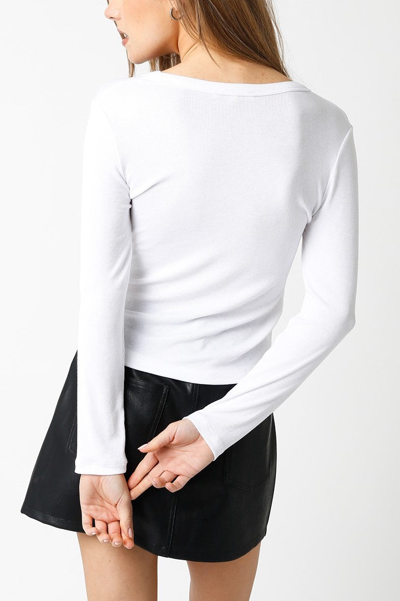 Jeni Everyday Long Sleeve Tee Heather White. This basic fitted long sleeve tee is a must have for everyday, perfect for layering or wearing on its own tucked into boyfriend jeans or shorts.