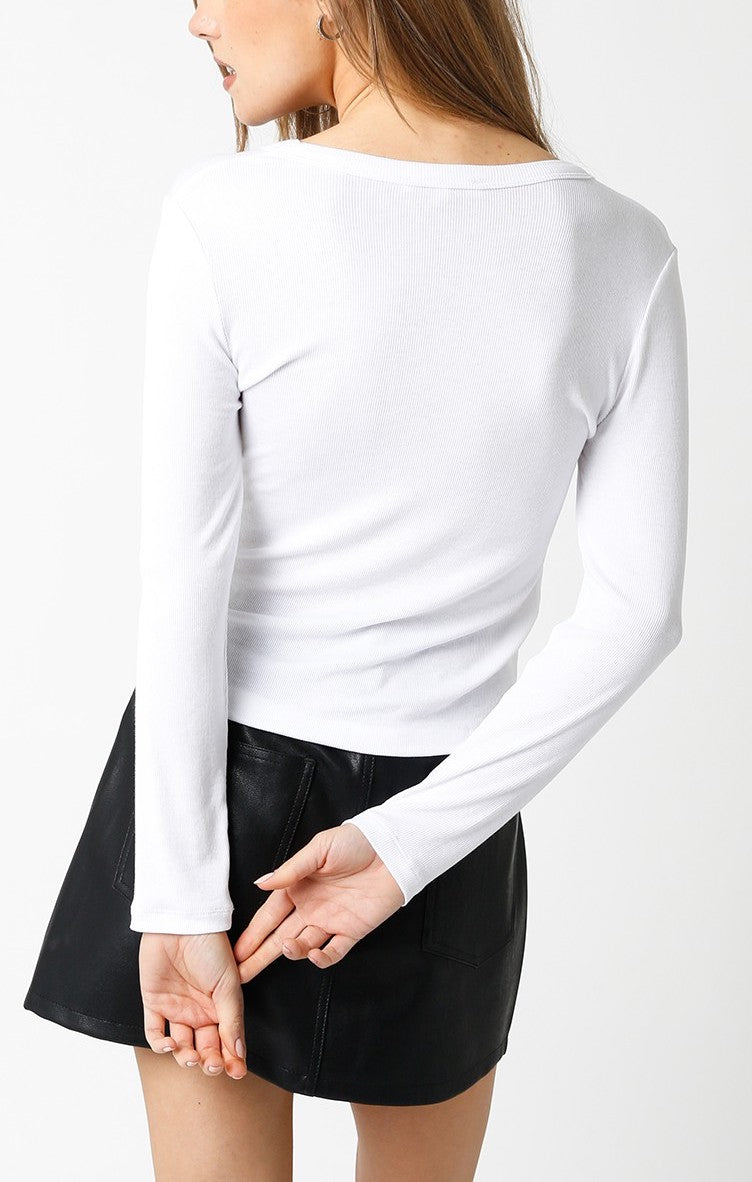 Jeni Everyday Long Sleeve Tee Heather White. This basic fitted long sleeve tee is a must have for everyday, perfect for layering or wearing on its own tucked into boyfriend jeans or shorts.