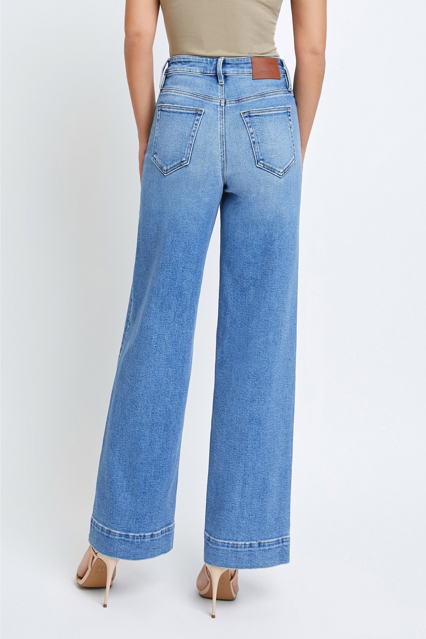 Hidden Nori Wide Leg Jean Medium Blue. These trendy wide leg jeans feature front patch pockets and a high rise, the perfect pair for making a statement that can be dressed up or down.