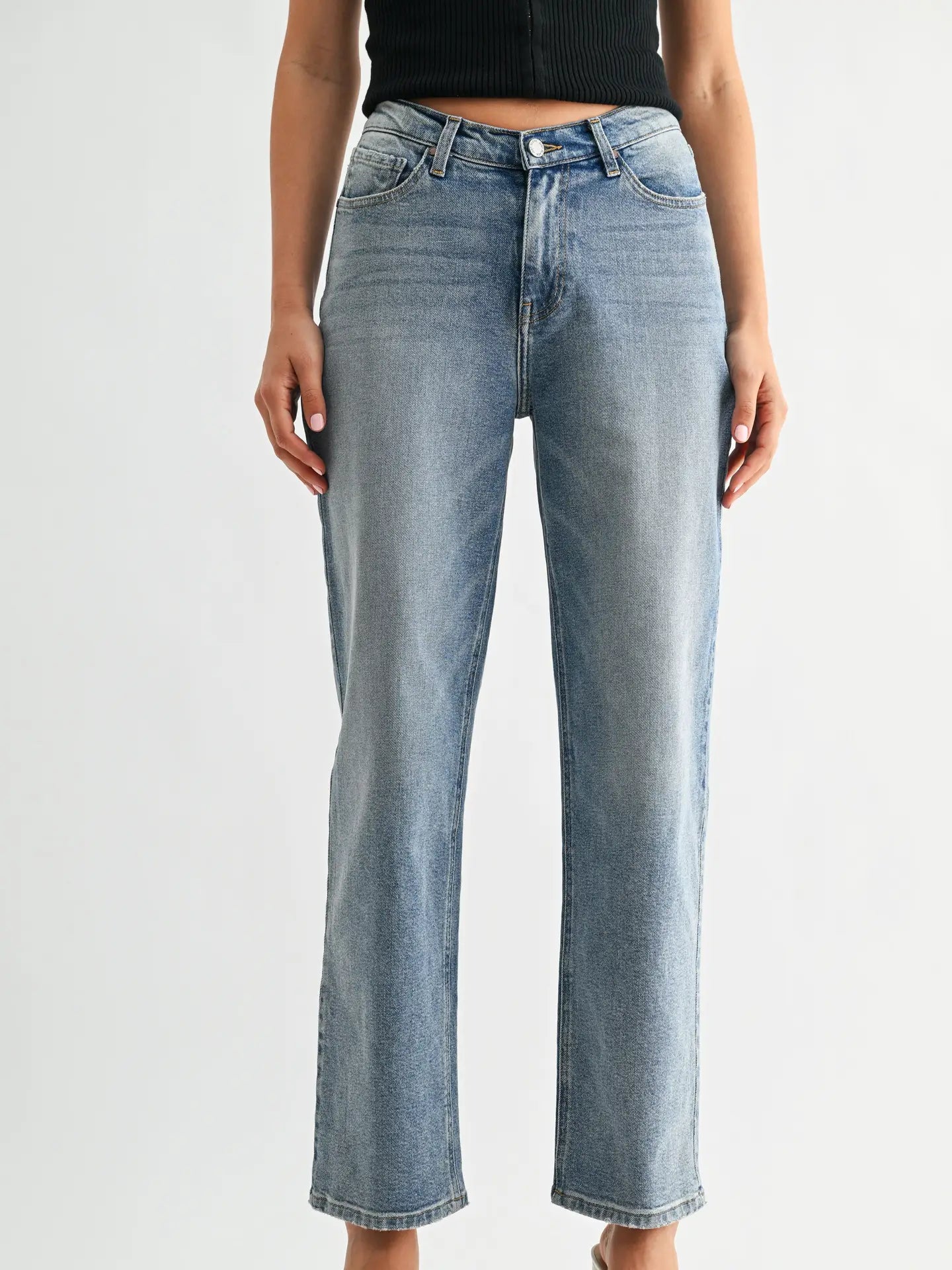 women’s straight leg jeans, high rise jeans women, everyday denim women, classic fit jeans, casual denim women, wardrobe staple jeans, modern straight jeans