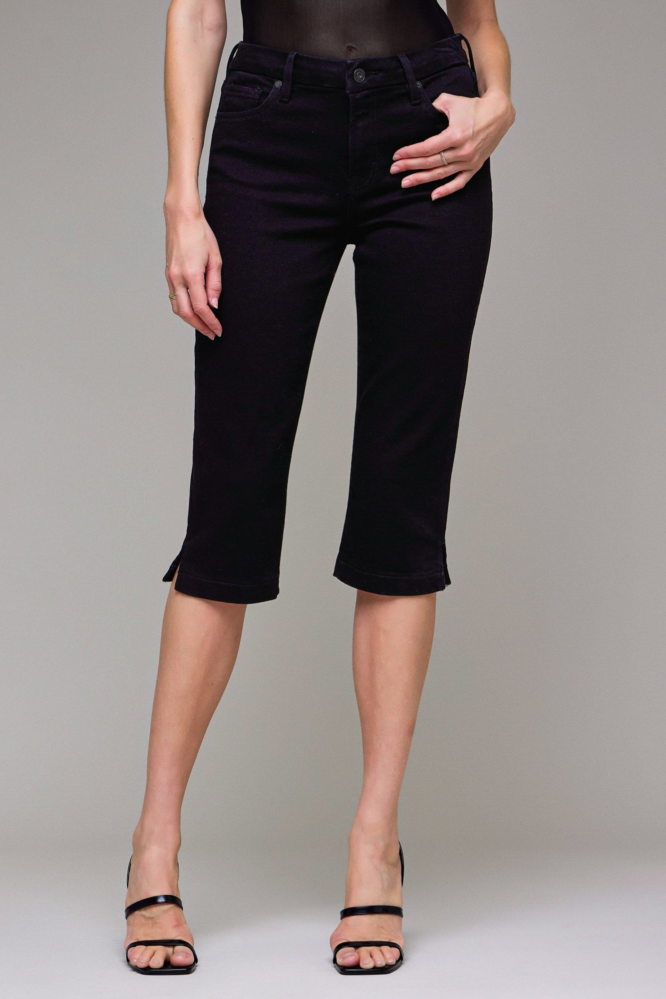 cropped jeans women, mid rise cropped denim, slim straight jeans, stretch denim women, polished everyday jeans, modern cropped pants, boutique denim, elevated casual jeans, women’s ankle jeans alternative, chic everyday bottoms