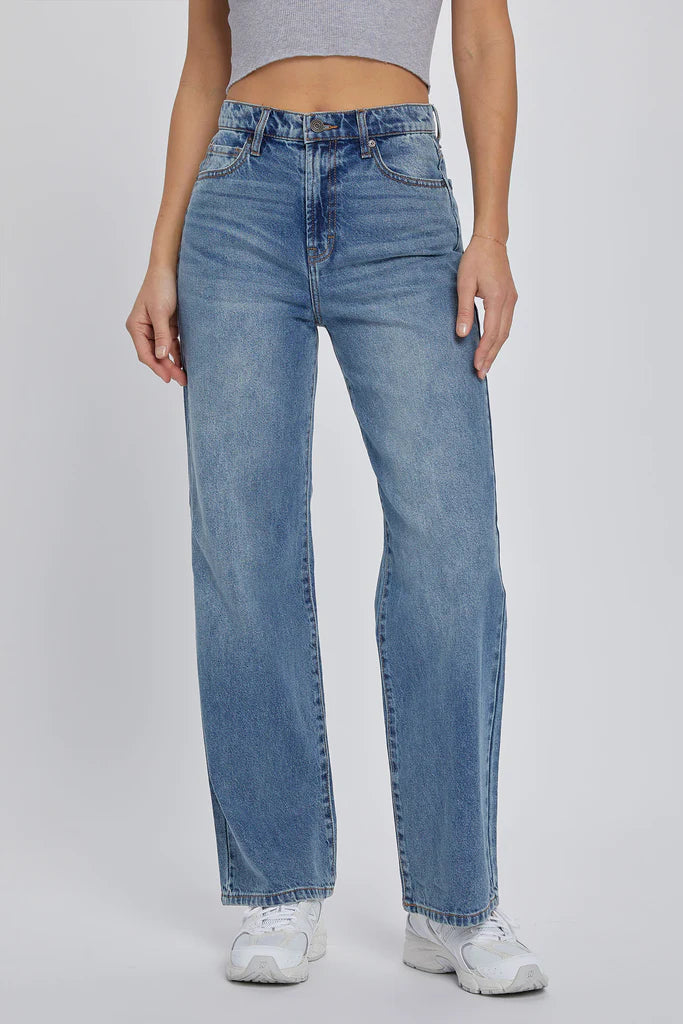 Hidden Logan Clean Dad Jean Medium Blue. These classic dad jeans have a throwback feel and a comfortable loose fit, featuring a clean design that can be dressed up or down easily.