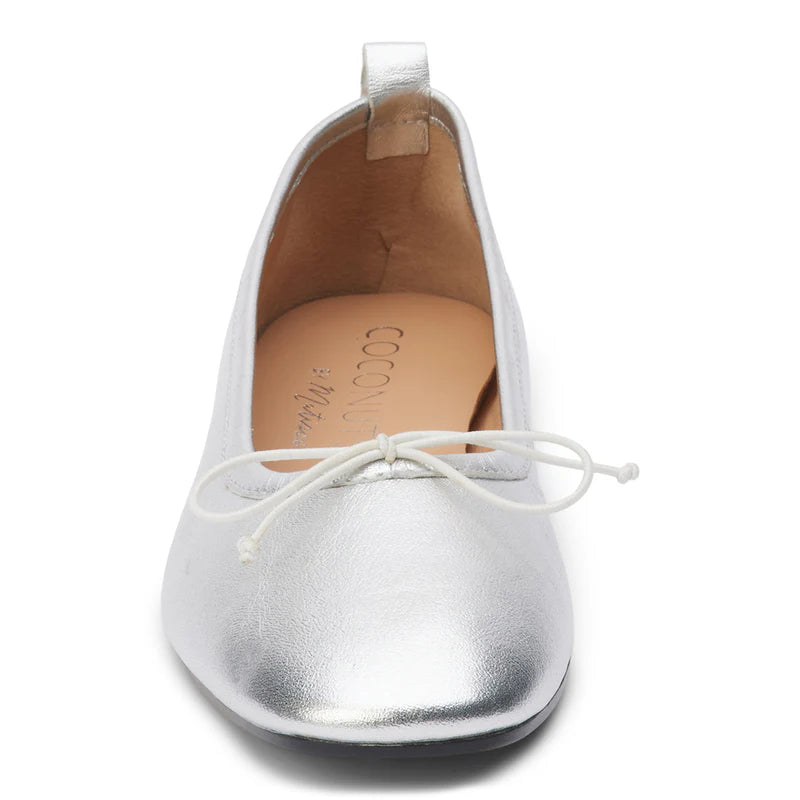 Coconut by Matisse Nikki Ballet Flat Silver. These classic ballet flats feature a soft leather design with a small bow detail and slip on style perfect for all day comfort when you're on the go.