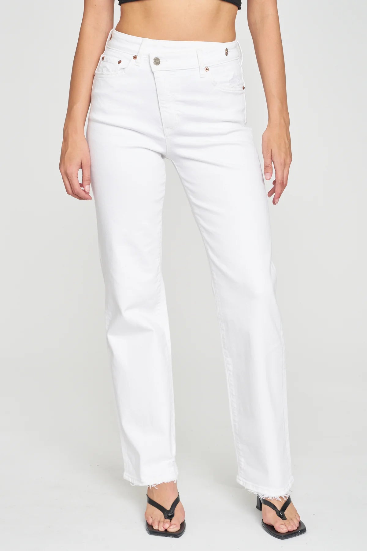 Daze Sundaze Crossover Jean White. Take it easy like Sunday morning in this relaxed straight leg, with a waist defining crossover button. Constructed in a soft white, the fit is mostly rigid, but with a touch of stretch.