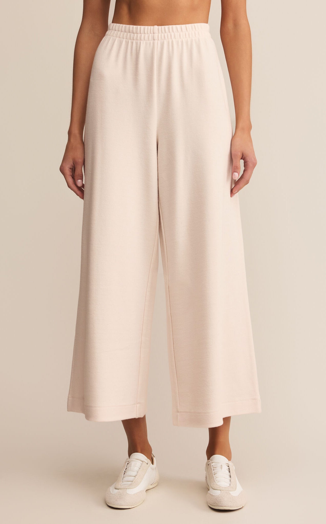 z supply scount pant ivory Soft, lightweight fabric in neutral beige
Wide leg design with a relaxed fit
Cropped length for a modern silhouette
Elastic waistband for comfort and flexibility
Perfect for loungewear, casual outings, or travel