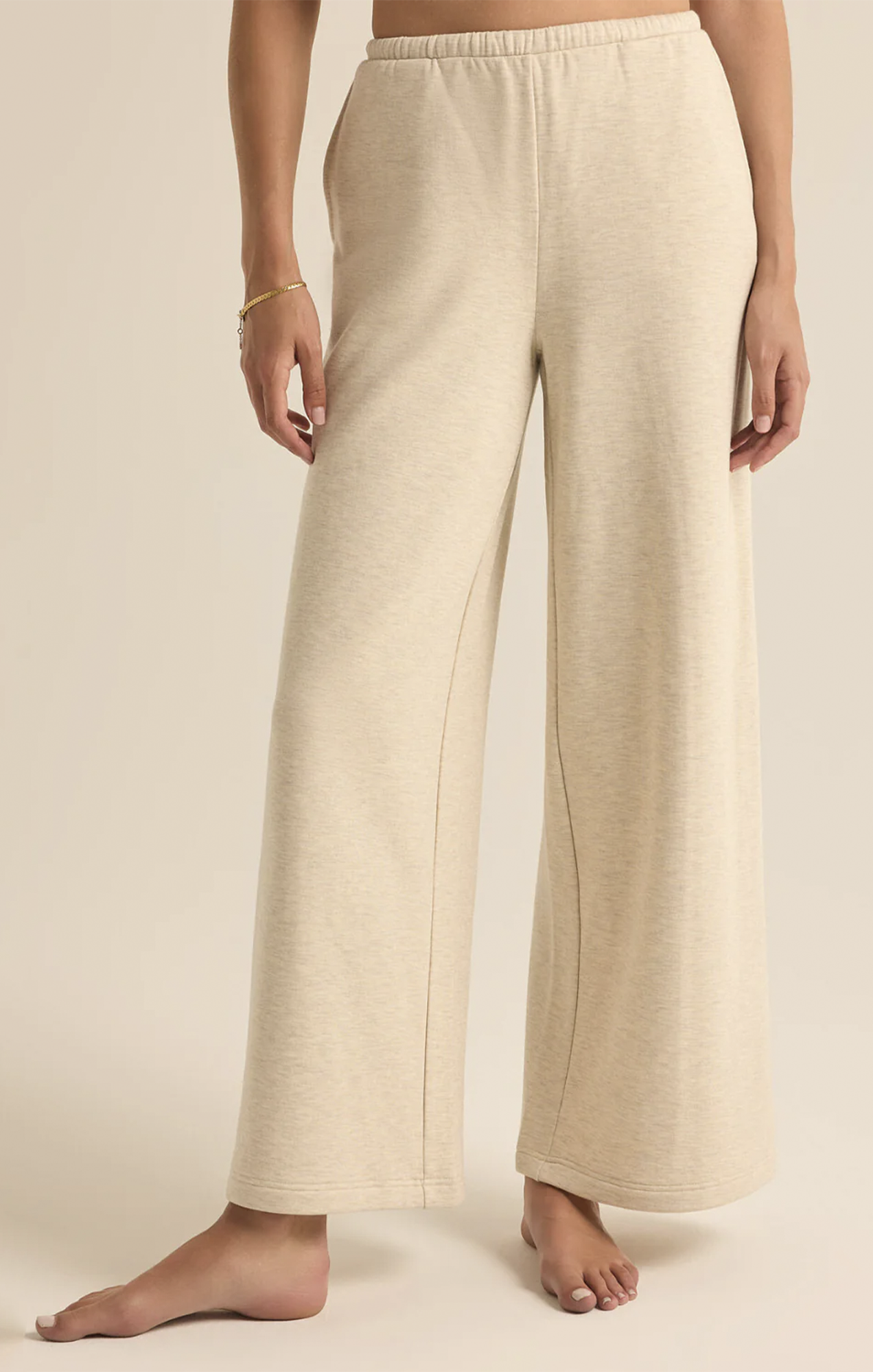 Relax in comfort and style with the Homebody Pant. Designed with a high rise and full length for the perfect fit, it features an elastic waistband and side seam pocket for added convenience. The midweight fabric provides a regular, cozy fit that's perfect for lounging. Ideal for those laid-back days at home (or whenever you just feel like staying in). Complete the set by pairing it with our Homebody V-Neck Long Sleeve Top for the ultimate chill look.