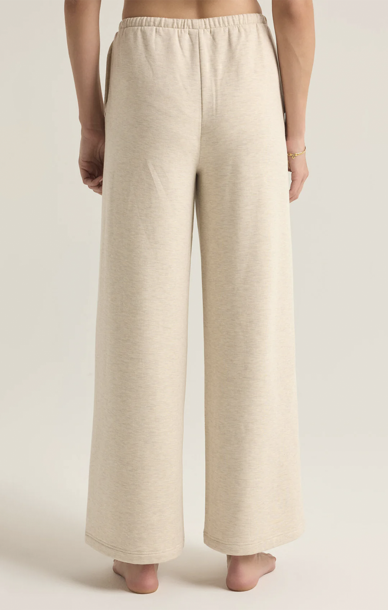 Relax in comfort and style with the Homebody Pant. Designed with a high rise and full length for the perfect fit, it features an elastic waistband and side seam pocket for added convenience. The midweight fabric provides a regular, cozy fit that's perfect for lounging. Ideal for those laid-back days at home (or whenever you just feel like staying in). Complete the set by pairing it with our Homebody V-Neck Long Sleeve Top for the ultimate chill look.