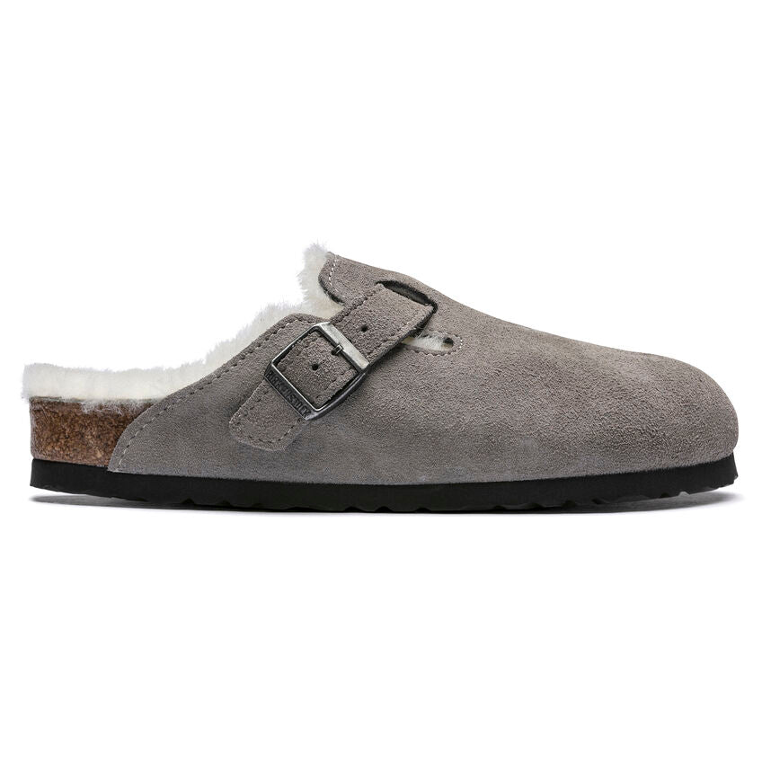 Birkenstock Stone Boston Shearling Clog Stone. This exceptionally cozy version of the Boston clog is made of real, very high-quality suede. The shearling footbed and strap lining exudes style and keeps feet warm. The perfect shoe for cozy winter evenings.