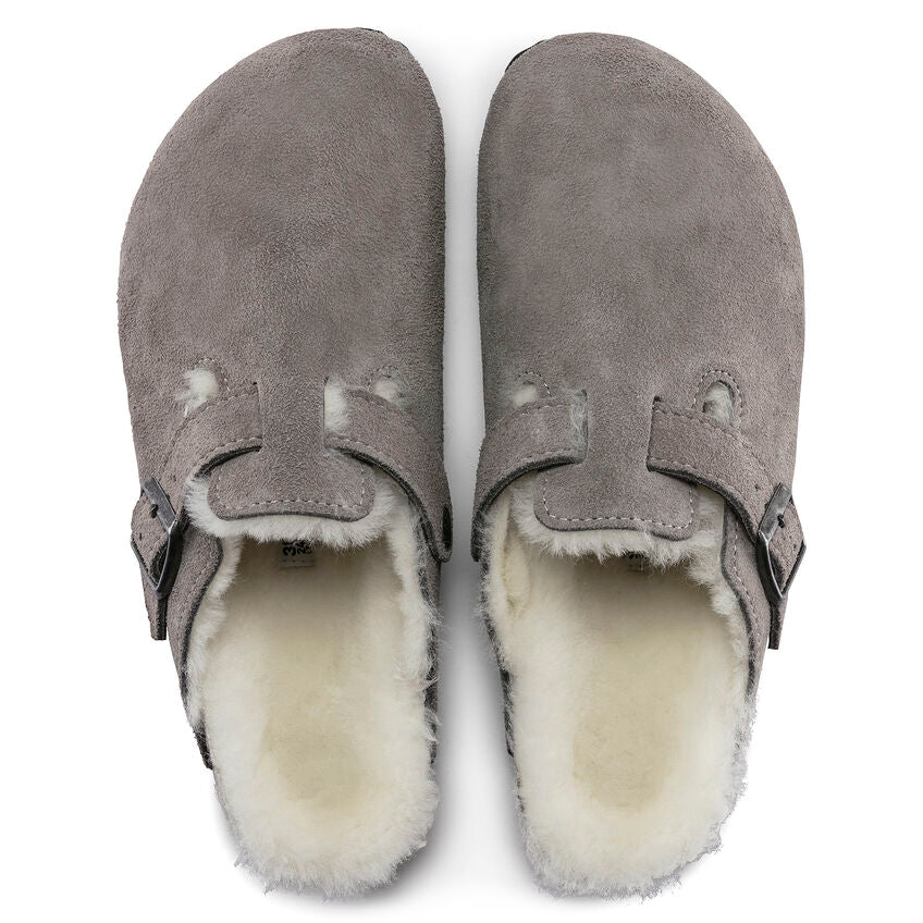 Birkenstock Stone Boston Shearling Clog Stone. This exceptionally cozy version of the Boston clog is made of real, very high-quality suede. The shearling footbed and strap lining exudes style and keeps feet warm. The perfect shoe for cozy winter evenings.