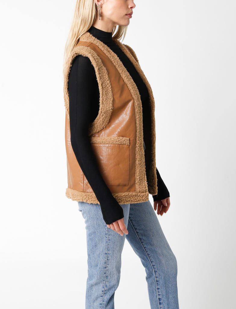 Naomi Leather Fur Lined Vest Light Brown. This faux leather vest features a cozy sherpa fabric lining, the perfect stylish warm layering piece for the fall season.