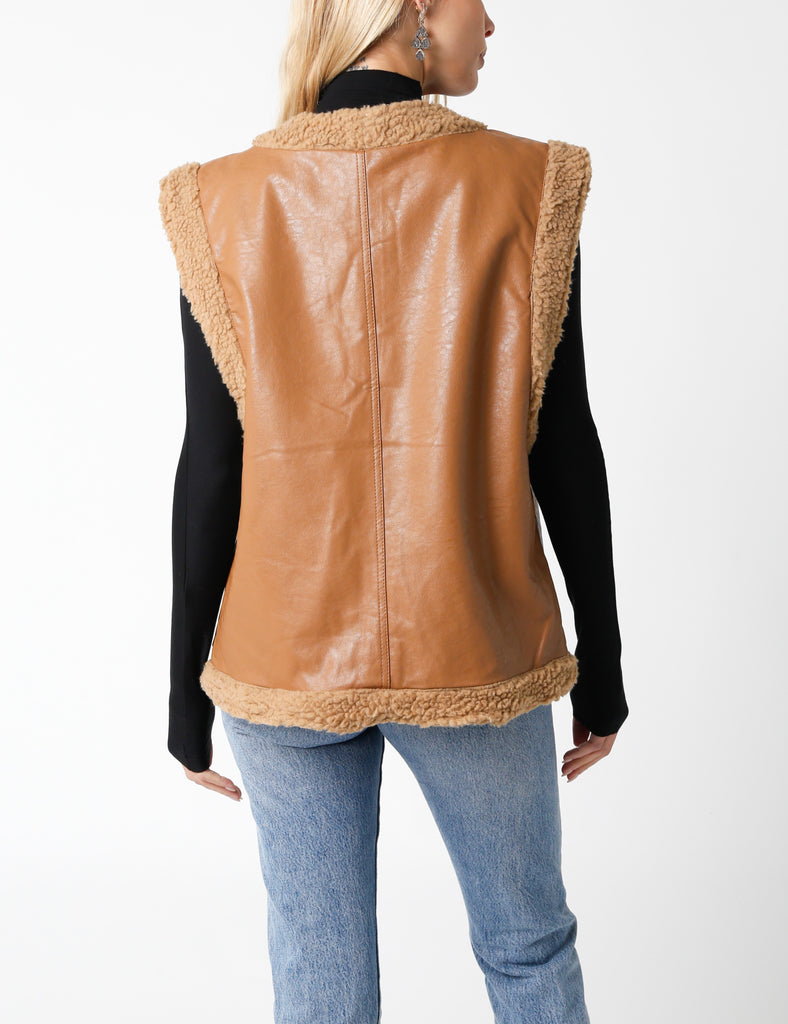 Naomi Leather Fur Lined Vest Light Brown. This faux leather vest features a cozy sherpa fabric lining, the perfect stylish warm layering piece for the fall season.