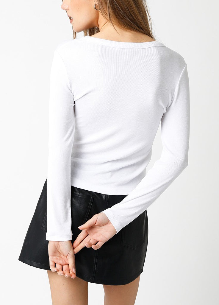 Jeni Everyday Long Sleeve Tee Heather White. This basic fitted long sleeve tee is a must have for everyday, perfect for layering or wearing on its own tucked into boyfriend jeans or shorts.