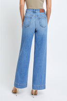 Hidden Nori Wide Leg Jean Medium Blue. These trendy wide leg jeans feature front patch pockets and a high rise, the perfect pair for making a statement that can be dressed up or down.