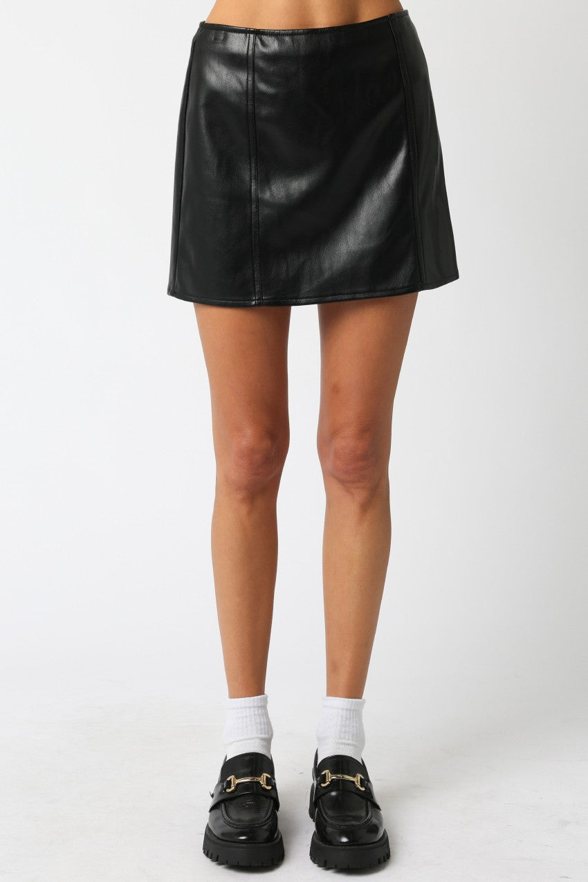 black faux leather mini skirt, women’s leather look skirt, high waist A-line skirt, edgy mini skirt outfit, vegan leather skirt for women, versatile black mini skirt