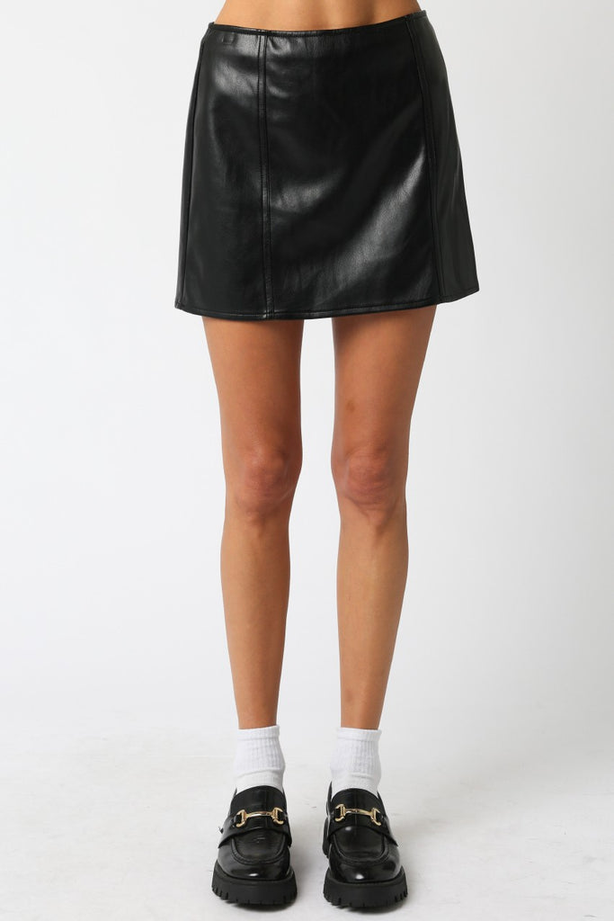 black faux leather mini skirt, women’s leather look skirt, high waist A-line skirt, edgy mini skirt outfit, vegan leather skirt for women, versatile black mini skirt
