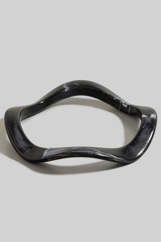 resin bangle, wavy bracelet, sculptural jewelry, modern accessories, minimalist bangle, statement bracelet, trendy jewelry 2025, fashion bangle, stackable bracelet, resin accessory