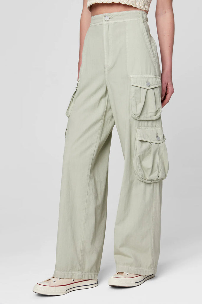 Blank NYC Franklin Cargo Pant Powder Puff. These high waist cargo pants feature a wide leg fit and elastic back waist for a comfortable fit, perfect for throwing on with a tank or tee for a trendy everyday look.