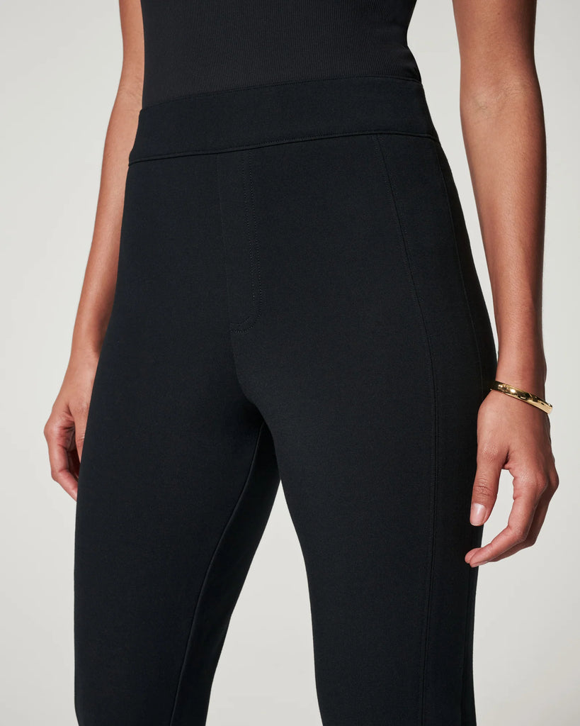 Spanx The Perfect Pant Slim Straight Black. Designed with smoothing premium ponte fabric, this totally machine-washable slim straight pant features a comfortable pull-on design and offers a sleek look.