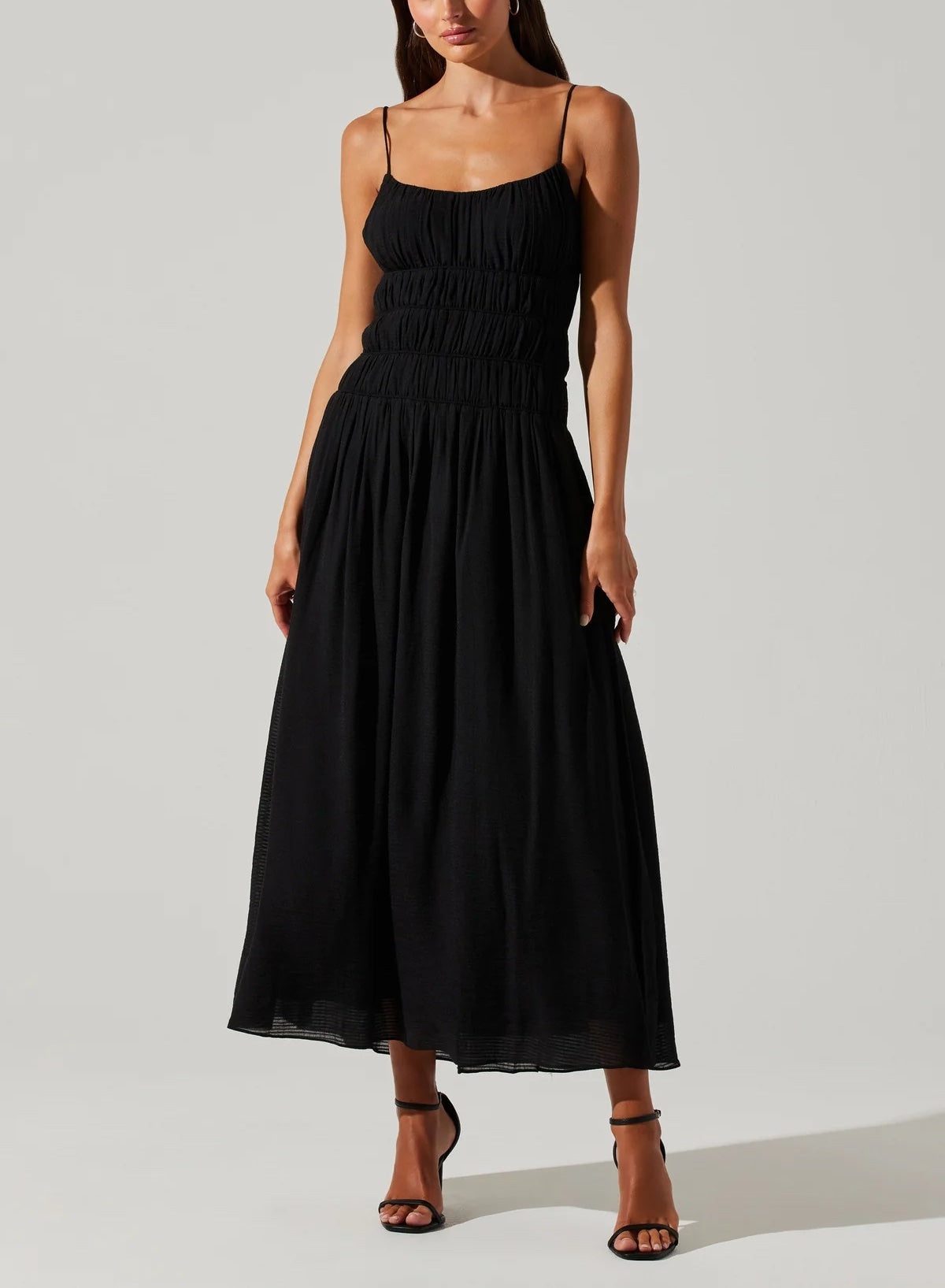 ASTR Andrina Dress Black. This dress features smocking throughout the bodice with a full skirt and adjustable straps and with a tie back, so stunning for wearing either in the day or at night.