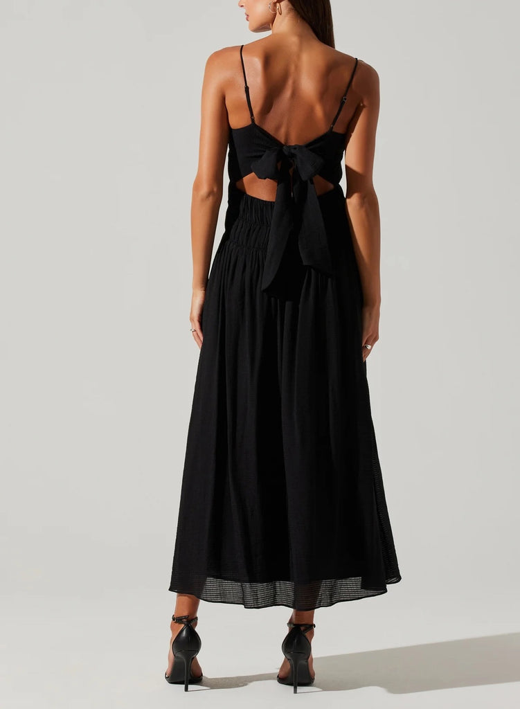 ASTR Andrina Dress Black. This dress features smocking throughout the bodice with a full skirt and adjustable straps and with a tie back, so stunning for wearing either in the day or at night.