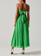 ASTR Andrina Dress Kelly Green. This dress features smocking throughout the bodice with a full skirt and adjustable straps and with a tie back, so stunning for wearing either in the day or at night.