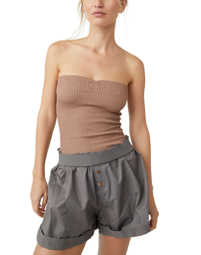 Free People Ribbed Seamless Tube Top Cocoa. This Free People Ribbed Tube Top offers a versatile and comfortable fit. Made with ribbed fabrication, this top provides a stylish and stretchy option for any outfit. Perfect for layering or wearing on its own, this top is a must-have essential for any wardrobe.