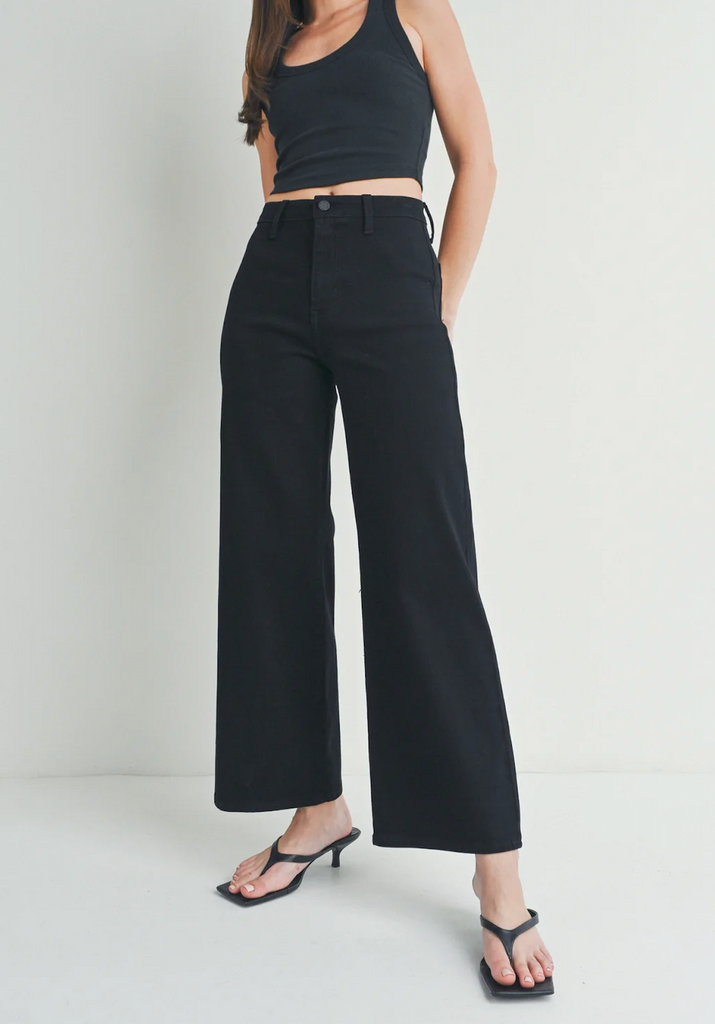 JBD Trouser Wide Leg Black. Trousers have taken over. This trending black high-waisted trouser is made with a thick fabric that molds to your body with a relaxed fit through the knee and a wide open leg.