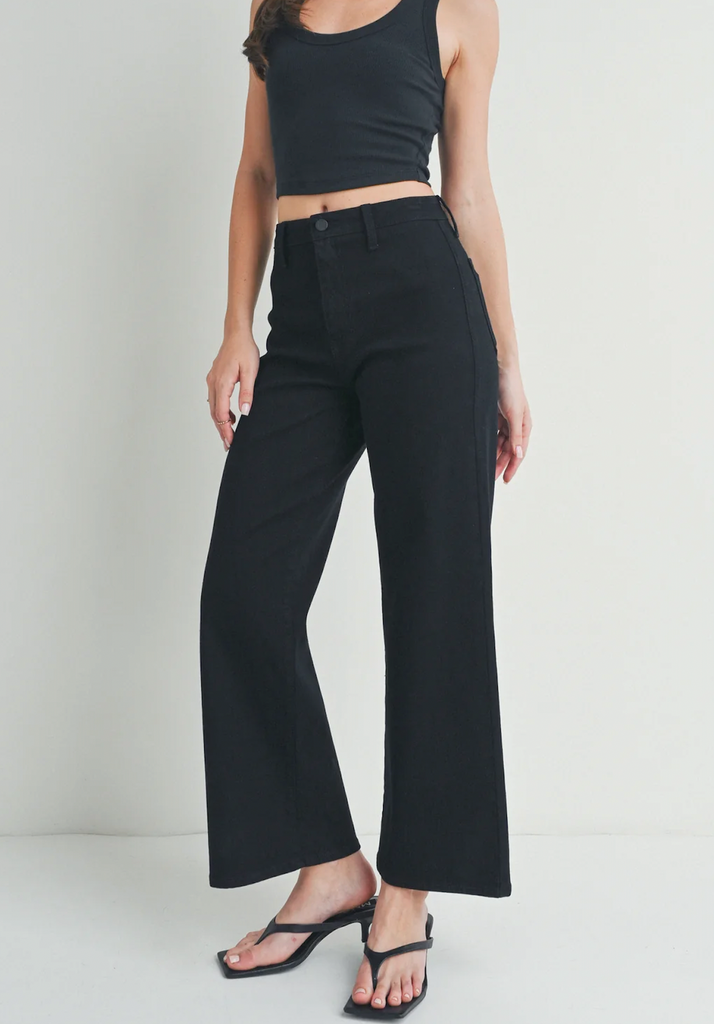 JBD Trouser Wide Leg Black. Trousers have taken over. This trending black high-waisted trouser is made with a thick fabric that molds to your body with a relaxed fit through the knee and a wide open leg.