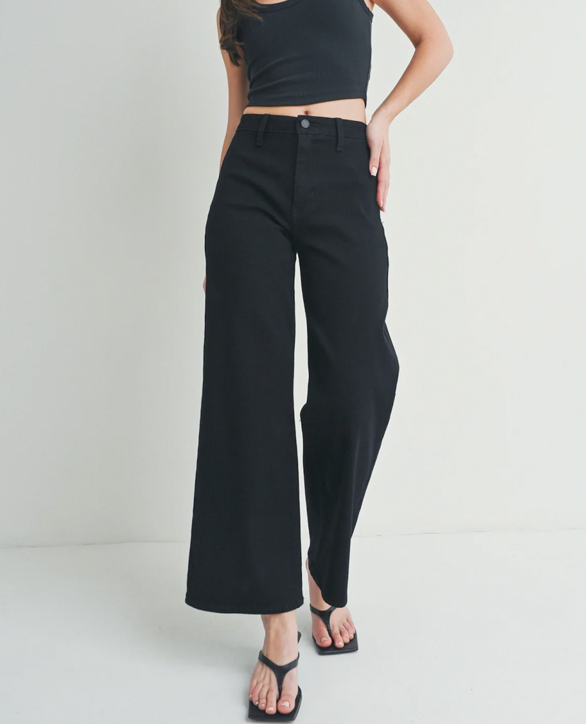 JBD Trouser Wide Leg Black. Trousers have taken over. This trending black high-waisted trouser is made with a thick fabric that molds to your body with a relaxed fit through the knee and a wide open leg.