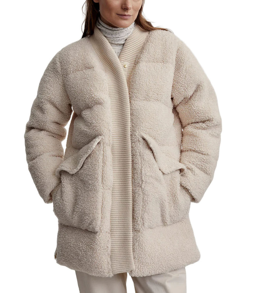 Varley Wynn Sherpa Puffer Sand Shell. Your everyday puffer coat, elevated. The Wynn is a longline take on a winter essential. Featuring button closures and oversized outer pockets and zip inner pockets.