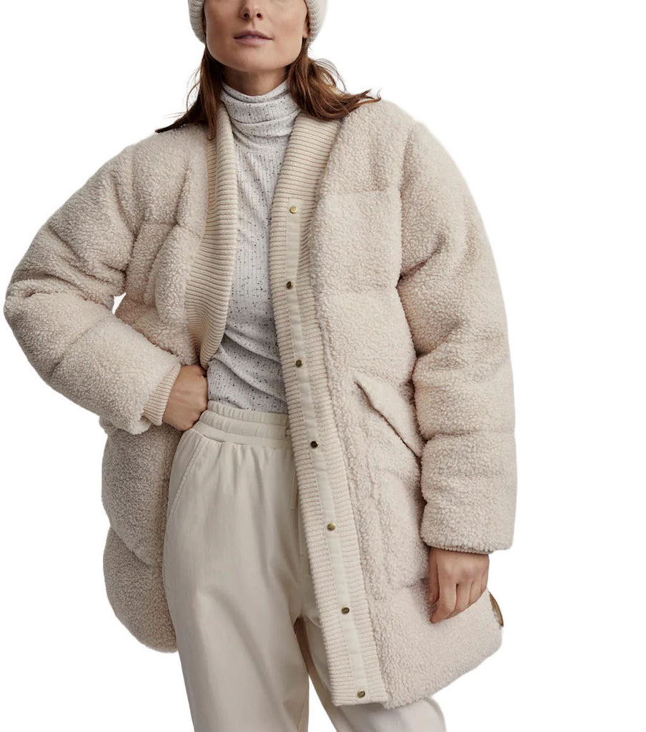 Varley Wynn Sherpa Puffer Sand Shell. Your everyday puffer coat, elevated. The Wynn is a longline take on a winter essential. Featuring button closures and oversized outer pockets and zip inner pockets.