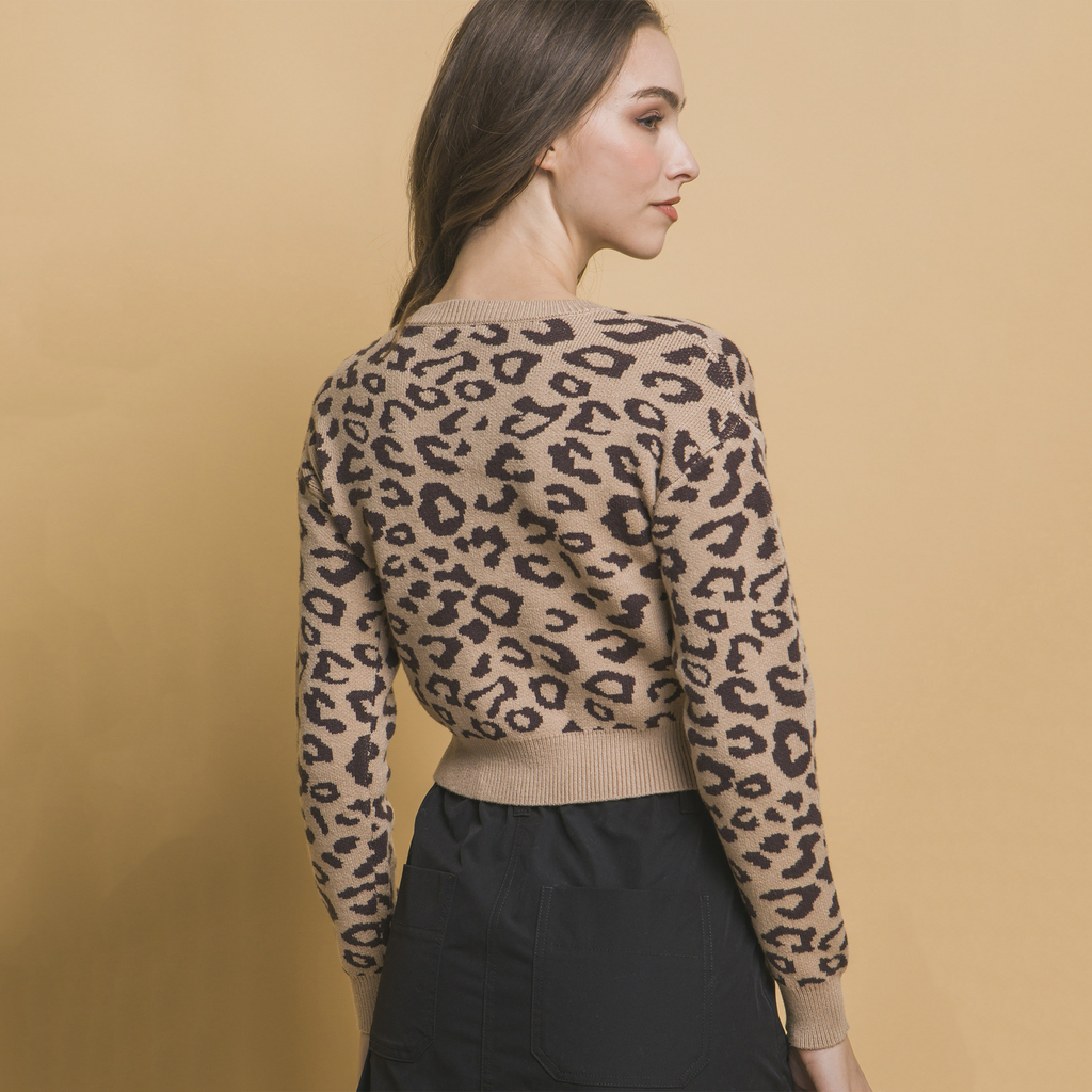 Elevate your style with the Roxanne Leopard Print Sweater! This timeless leopard print cardigan offers a classic yet modern look, complete with a buttoned closure that's perfect for layering. Its waist-length cut adds a preppy touch, making it a versatile addition to any wardrobe. Whether paired with jeans, skirts, pants, or draped over your favorite dress, this cardigan brings a polished, sophisticated finish to any outfit.