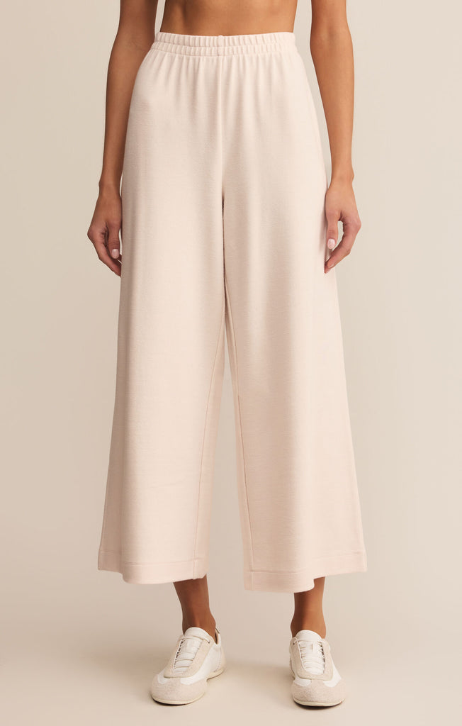 z supply scount pant ivory Soft, lightweight fabric in neutral beige

Wide leg design with a relaxed fit

Cropped length for a modern silhouette

Elastic waistband for comfort and flexibility

Perfect for loungewear, casual outings, or travel
