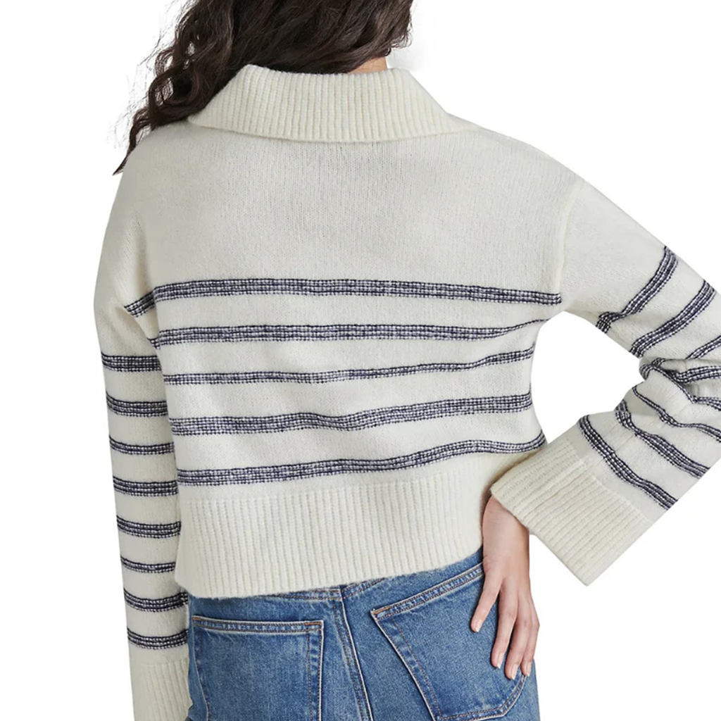 This Steve Madden collared sweater offers the perfect blend of sporty and cozy, like a rugby or polo top, but with extra warmth for the season. A must-have for effortless style and comfort.