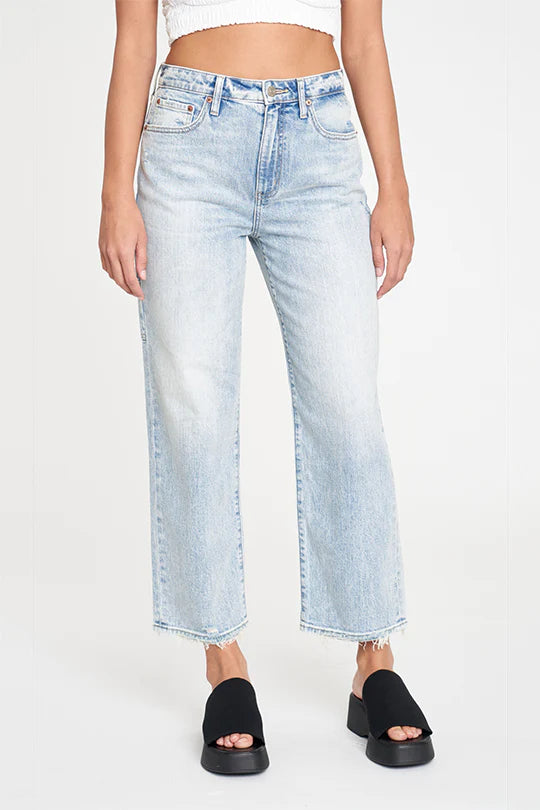 Daze Sundaze Vintage Utility Crop Sun Kissed Vintage. Take it easy like Sunday morning in this relaxed straight leg with utility stitching in the back. With an authentic vintage fit - it's mostly rigid but yields to your body in all the right ways where you need it to.