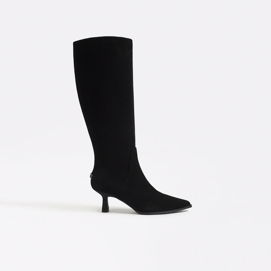 Meet Yulia, your new forever boot, featuring a chic pointed toe and kitten heel. When in doubt, Yulia looks right with bold accessories and a confident strut.