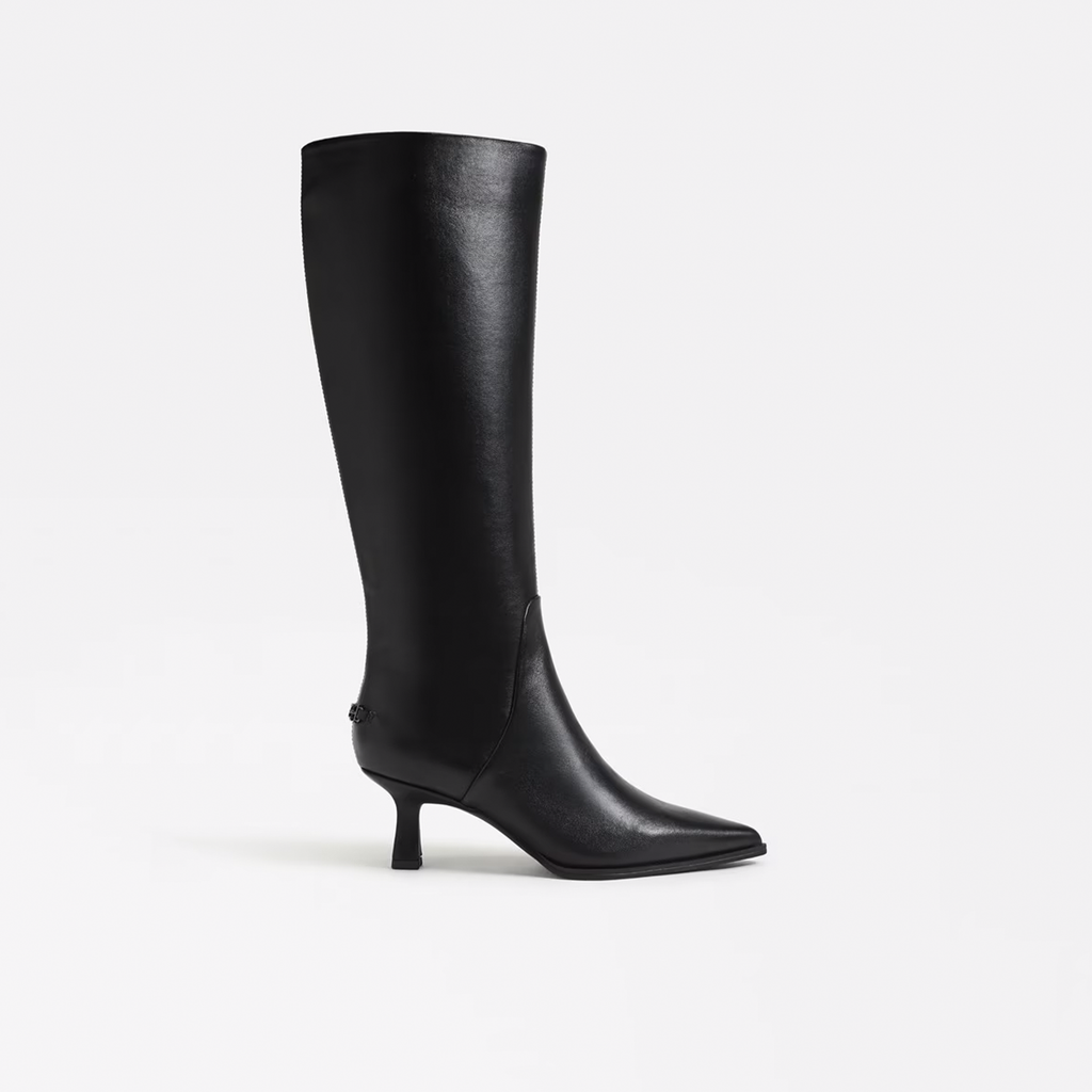 Meet Yulia, your new forever boot, featuring a chic pointed toe and kitten heel. When in doubt, Yulia looks right with bold accessories and a confident strut.