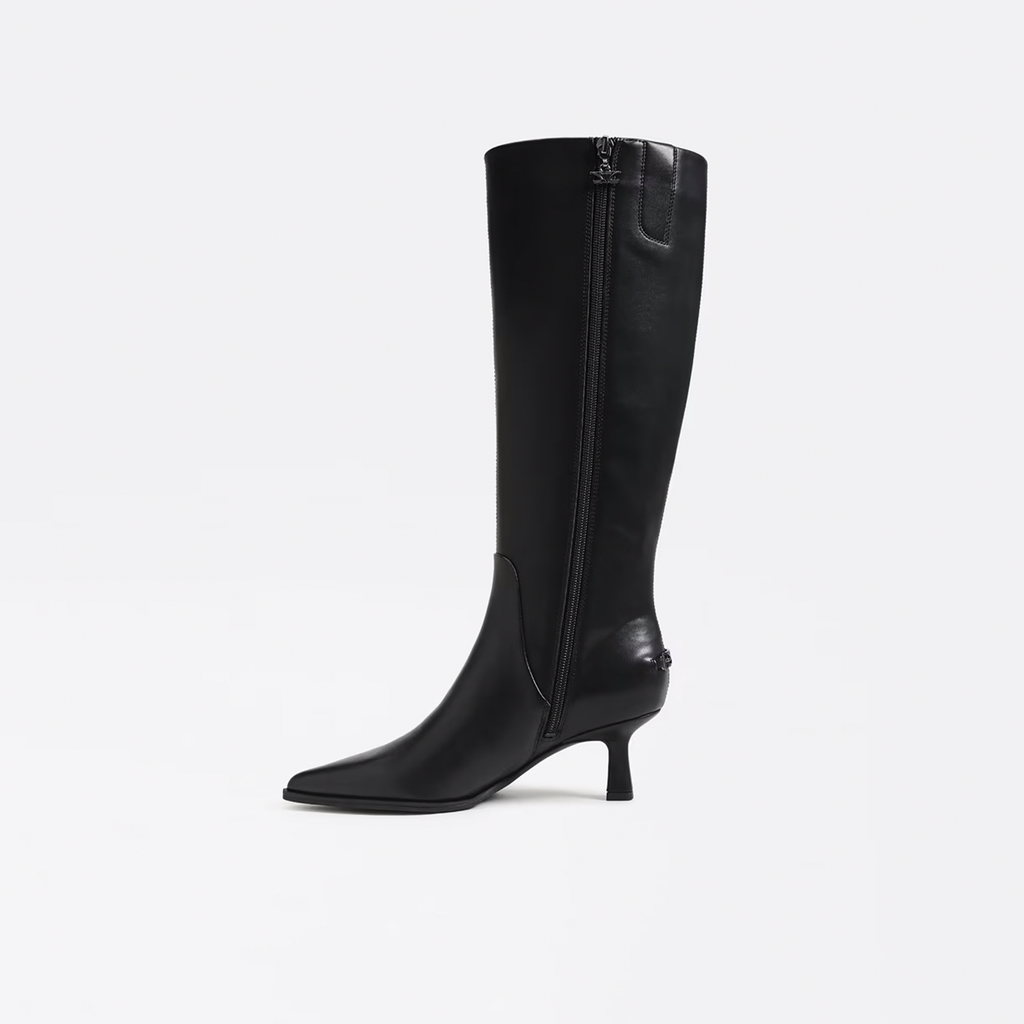 Meet Yulia, your new forever boot, featuring a chic pointed toe and kitten heel. When in doubt, Yulia looks right with bold accessories and a confident strut.