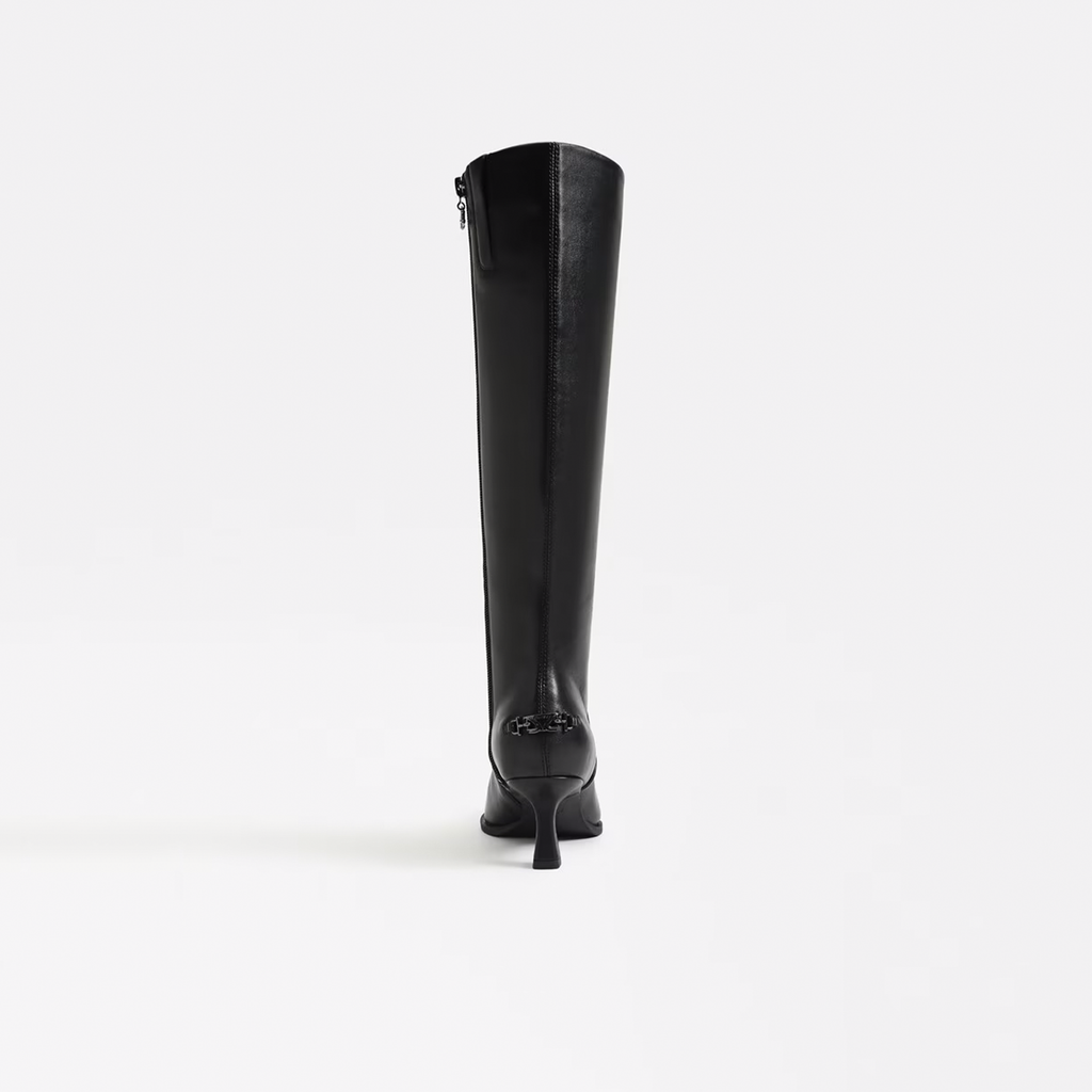 Meet Yulia, your new forever boot, featuring a chic pointed toe and kitten heel. When in doubt, Yulia looks right with bold accessories and a confident strut.