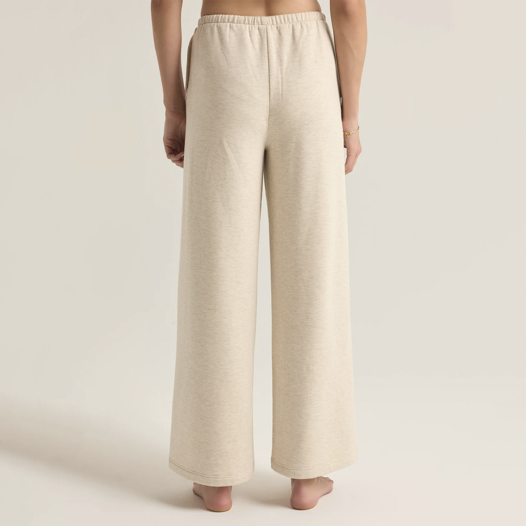 Relax in comfort and style with the Homebody Pant. Designed with a high rise and full length for the perfect fit, it features an elastic waistband and side seam pocket for added convenience. The midweight fabric provides a regular, cozy fit that's perfect for lounging. Ideal for those laid-back days at home (or whenever you just feel like staying in). Complete the set by pairing it with our Homebody V-Neck Long Sleeve Top for the ultimate chill look.