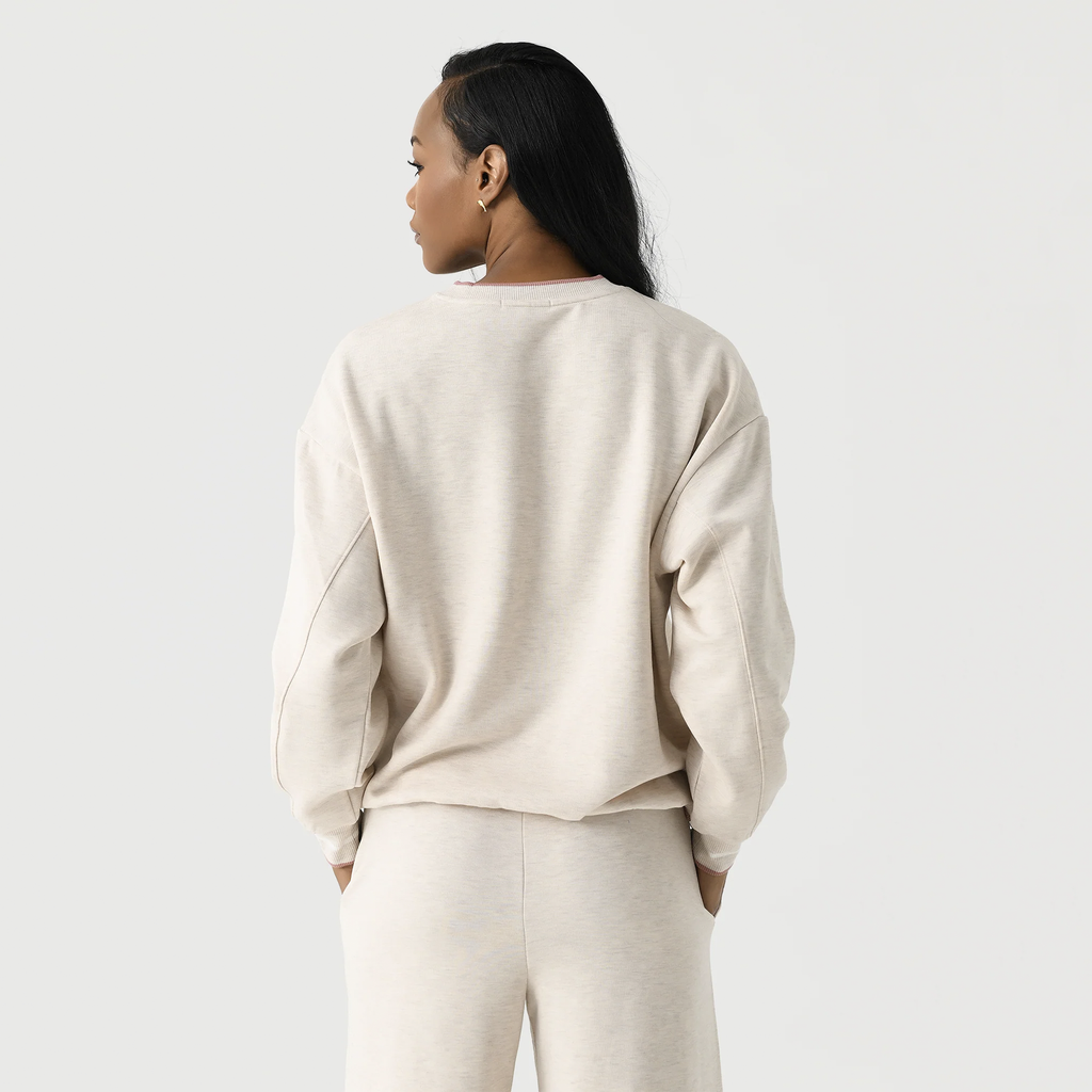 This cozy, oversized top is crafted from soft fleece, featuring contrast ribbed trims and subtle embroidered details for a touch of charm. Perfectly paired with the Homebody Pants, it creates the ultimate laid-back set for ultimate comfort and style.